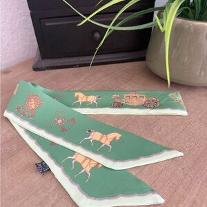 Elegant Equestrian Silk Twilly Scarf – Green Carriage & Horse Print (35”)